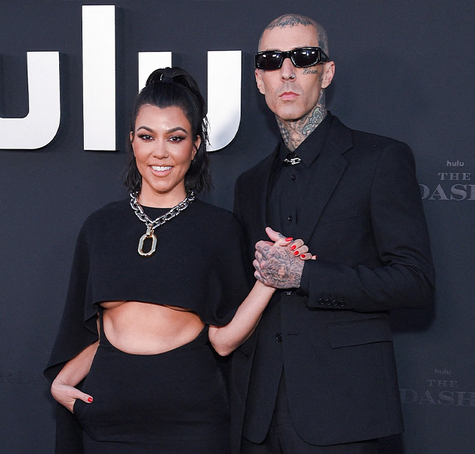 Após rumores de possível gravidez, Kourtney Kardashian mostra barriga chapada durante Ano Novo