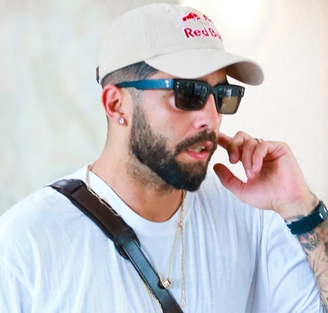 Na saída de maternidade, Pedro Scooby ganha terço benzido de fã e se emociona: <i>- Deus está no comando e vai dar tudo certo</i>