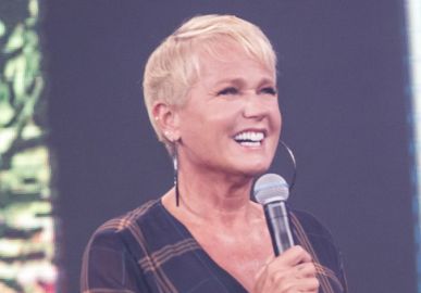 Amigos de longa data, Xuxa Meneghel recebe visita de Sérgio Mallandro e se diverte com respostas de assistente virtual