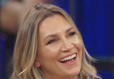 Anne Lottermann se emociona nos bastidores do <i>Faustão na Band</i> após homenagem
