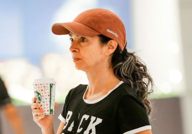 Claudia Ohana faz atualização sobre a filha internada: <i>As coisas já estão melhores</i>
