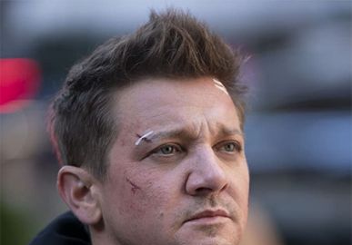 Jeremy Renner, o Gavião Arqueiro da <i>Marvel</i>, teve parte superior de tronco esmagada durante grave acidente