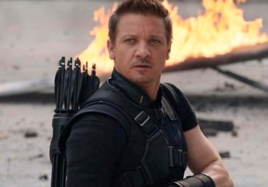 Internado, Jeremy Renner recebe tratamento de <I>spa</i> da irmã após grave acidente