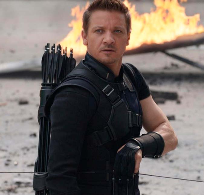Internado, Jeremy Renner recebe tratamento de <I>spa</i> da irmã após grave acidente