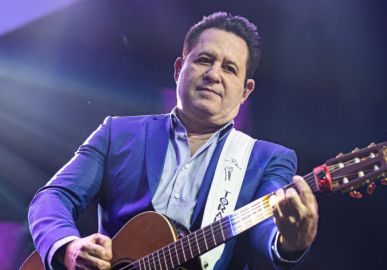 Fã flagra Marrone super bêbado em uma praia