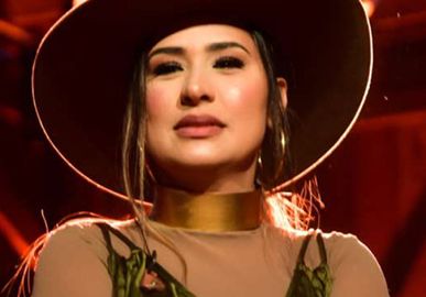 Susto! Simone Mendes sofre acidente em estrada: - <i>Estourou o pneu</i>