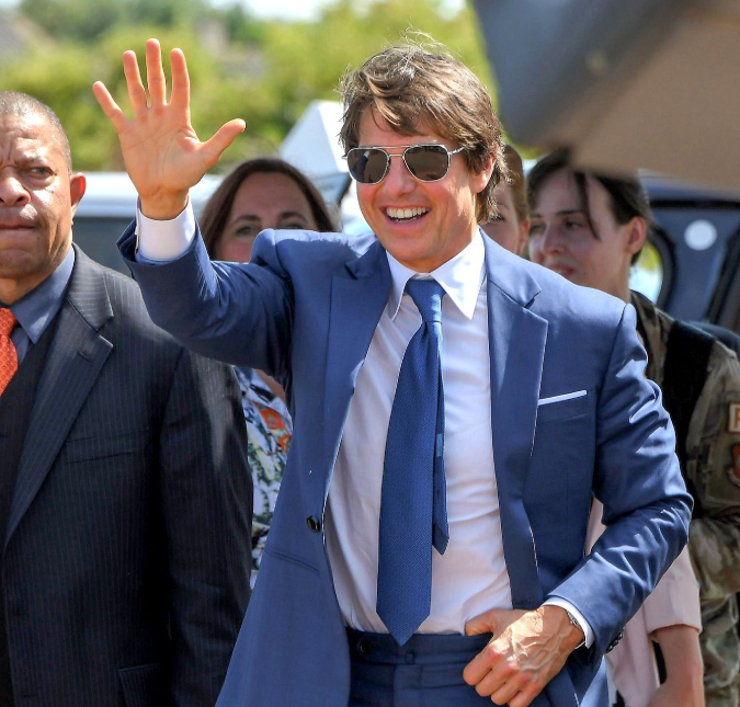 Para divulgar novo filme do <I>Missão Impossível</i>, Tom Cruise aparece em vídeo pulando de um helicóptero