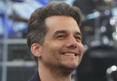 Wagner Moura dubla o vilão de <i>Gato de Botas 2</i> em inglês e fãs questionam: <i>Vai dublar a versão em português?</i>
