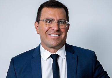 Rodrigo Bocardi curte férias na Tailândia e compartilha fotos dando banho em elefante: <i>Nova amiga</i>