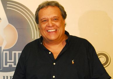 Ainda sem previsão de alta, Dennis Carvalho apresenta melhora e tem infecção controlada