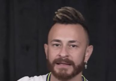 Fred explica motivo do seu sumiço nas redes sociais: <i>Fui pintar meu cabelo de novo e caiu</i>