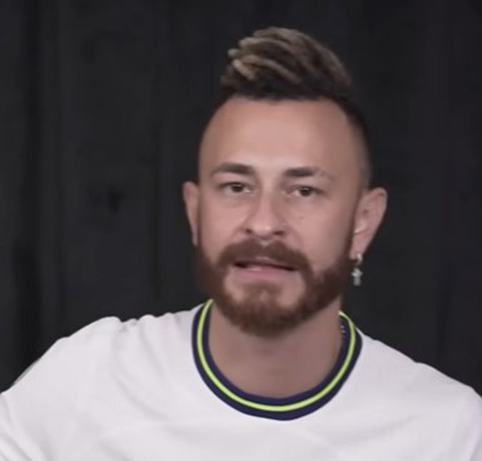 Fred explica motivo do seu sumiço nas redes sociais: Fui pintar meu cabelo de novo e caiu O influenciador contou que passou por um corte químico após fazer o famoso nevou