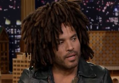 Lenny Kravitz posta clique totalmente nu durante banho de mar: <i>Renascimento</i>
