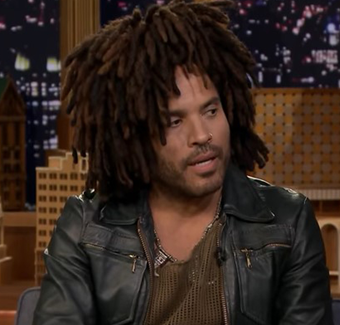 Lenny Kravitz posta clique totalmente nu durante banho de mar: <i>Renascimento</i>