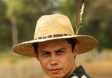 Silvero Pereira, o Zaquieu de <i>Pantanal</i>, recria foto de Paulinho da Viola e evidencia semelhança