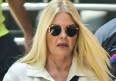 Monique Evans se revolta após sua filha ser acusada de dar o golpe da barriga: <i>Ganha muito bem e não precisa de ninguém</i>