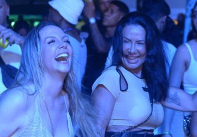 Carla Perez e Scheila Carvalho se divertem juntas no <i>show</i> de Anitta