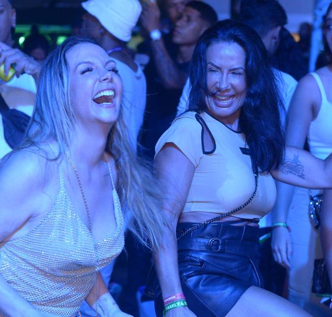 Carla Perez e Scheila Carvalho se divertem juntas no <i>show</i> de Anitta