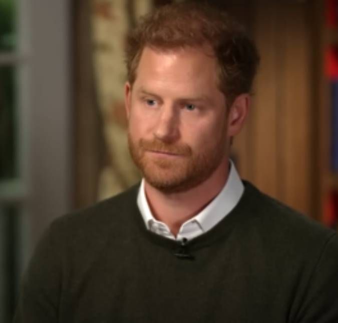 Príncipe Harry estaria desesperado para se acertar com o pai antes de coroação, diz jornal Meghan Markle também vem dando o que falar