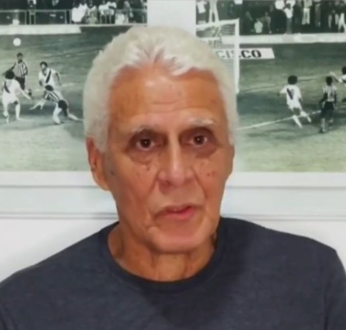 O ano nem começou direito e já rolaram alguns anúncios de que famosos acabaram nos deixando em 2023. No dia 8 de dezembro, a notícia que abalou o mundo do esporte foi a morte de Roberto Dinamite, o maior ídolo do Vasco. O jogador tinha 68 anos de idade e fazia tratamento contra um câncer no intestino desde de dezembro de 2021. Uma coinscidência triste é que a última publicação do craque nas redes sociais foi justamente uma despedida para o rei Pelé. Continue nesta galeria para relembrar os famosos que morreram em 2023. O ano nem começou direito e já rolaram alguns anúncios de que famosos acabaram nos deixando em 2023. No dia 8 de dezembro, a notícia que abalou o mundo do esporte foi a morte de Roberto Dinamite, o maior ídolo do Vasco. O jogador tinha 68 anos de idade e fazia tratamento contra um câncer no intestino desde de dezembro de 2021. Uma coinscidência triste é que a última publicação do craque nas redes sociais foi justamente uma despedida para o rei Pelé. Continue nesta galeria para relembrar os famosos que morreram em 2023.