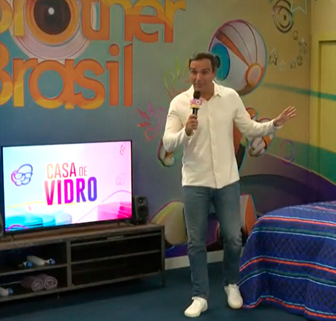 Tadeu Schmidt entra na Casa de Vidro e mostra detalhes: <I>Quatro pessoas vão disputar duas vagas</i>
