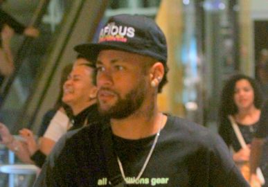 Neymar Jr. aparece ao lado de ex-<i>affair</i> e reacende rumores de reconciliação