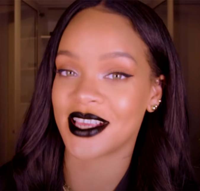 Sem maquiagem, Rihanna exibe beleza natural e deixa fãs ansiosos ao citar o <i>Super Bowl</i>