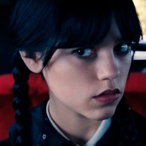 Netflix divulga vídeo inédito de bastidores da segunda temporada de <i>Wandinha</i>, assista