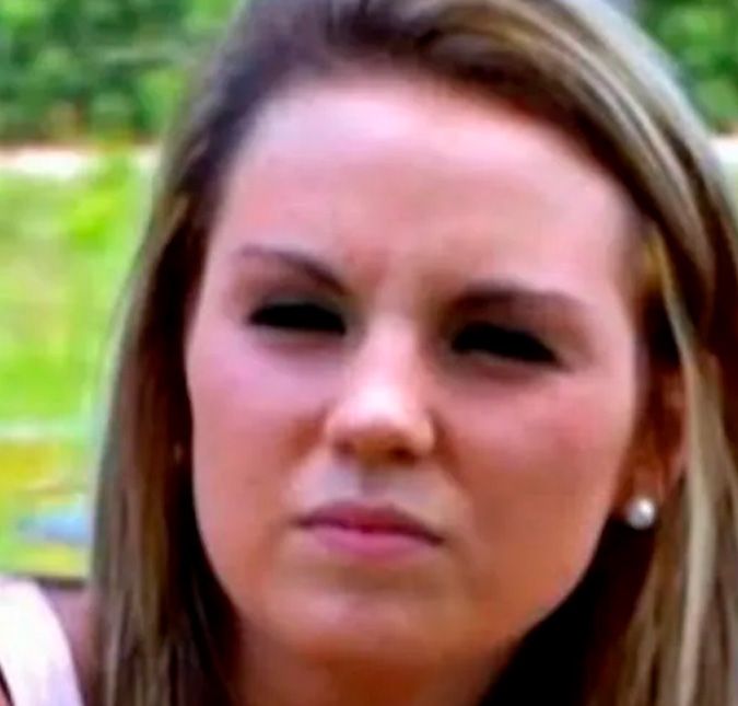 Taylor Lewis, ex-estrela do reality Teen Mom 2, foi encontrada morta aos 29 anos de idade por uma camareira na Carolina do Norte, nos Estados Unidos. De acordo com o In Touch, a causa ainda não foi revelada, mas a polícia suspeita de possível homicídio. Tenho falado com detetives também, e eles estão dizendo que viram imagens de dois homens com Taylor no quarto do hotel, disse a irmã da moça, Haylee Lewis.