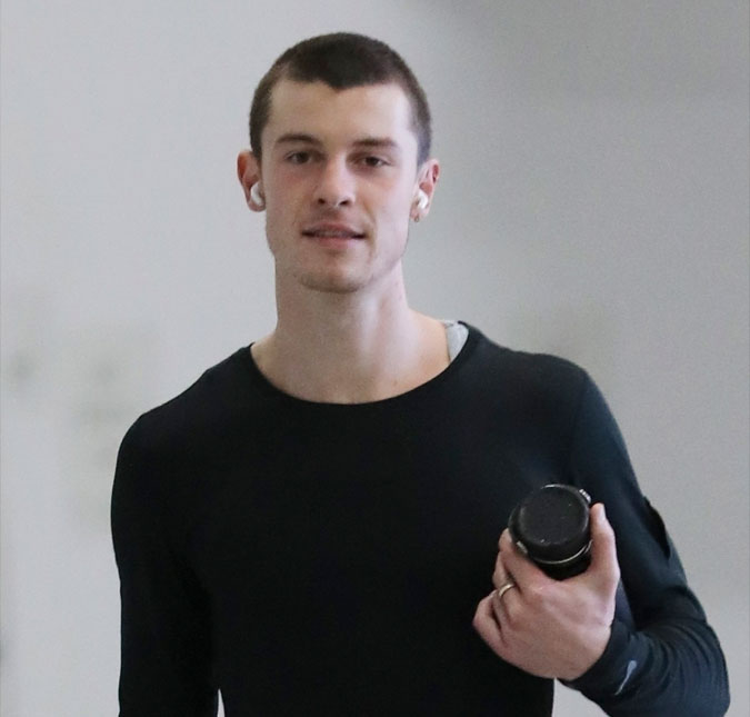 Novo visual! Shawn Mendes surge com o cabelo raspado e fãs brincam: <i>Sem a Camila e sem o Cabello</i>