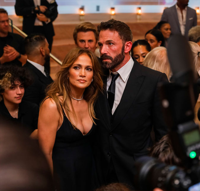 Ben Affleck e Jennifer Lopez são vistos atendendo clientes em loja de donuts