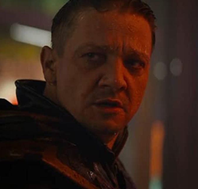 Amigos de Jeremy Renner temem que ele não possa mais andar após acidente, diz site O Gavião Arqueiro da Marvel Studios está internado desde o ocorrido