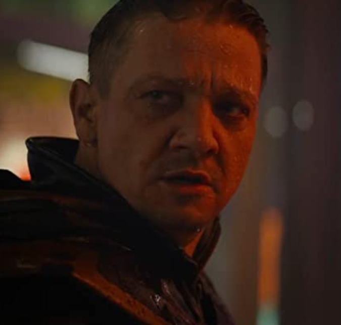 Amigos de Jeremy Renner temem que ele não possa mais andar após acidente, diz <i>site</i>