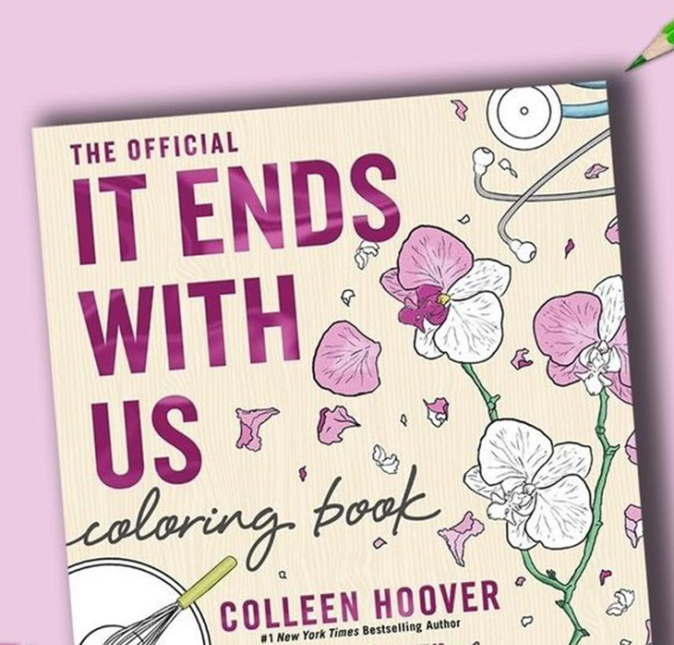 O queridinho - e problemático - livro do momento é este: É Assim que Acaba. Ele recebeu recentemente o anúncio de uma versão para colorir, a qual Colleen Hoover, autora do best seller, rapidamente desistiu de publicar após comentários dos leitores. A versão lúdica foi criticada porque o romance aborda violência doméstica e abuso. Fala sério, né?! O queridinho - e problemático - livro do momento é este: É Assim que Acaba. Ele recebeu recentemente o anúncio de uma versão para colorir, a qual Colleen Hoover, autora do best seller, rapidamente desistiu de publicar após comentários dos leitores. A versão lúdica foi criticada porque o romance aborda violência doméstica e abuso. Fala sério, né?!