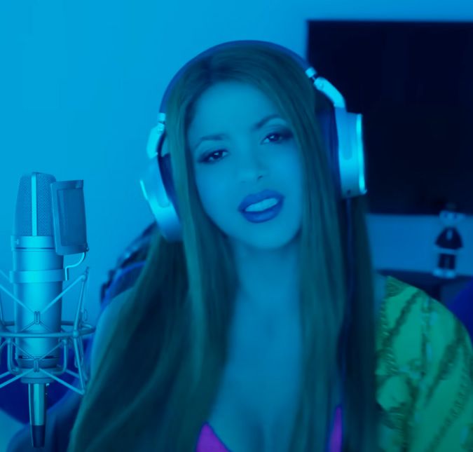 Como toda boa cantora e compositora, Shakira decidiu expressar a decepção do fim do relacionamento através da música. Com a língua afiada, ela escreveu uma letra para lá de provocativa e com diversas indiretas direcionadas ao ex-marido e sua nova namorada. A colombiana chegou a fazer comparações entre ela e a jovem, dizendo que o atleta teria feito uma péssima escolha ao trocar uma Ferrari por um Twingo [modelos de carros]. Pensa que acabou? Nananinanão! As comparações continuaram até com marcas de relógios. Clara seria um Casio enquanto ela um Rolex. E detalhe: dias depois do lançamento da canção em parceria com o DJ Bizarrap, Piqué anunciou que tinha assinado contrato de patrocínio com a Casio. Uepa!