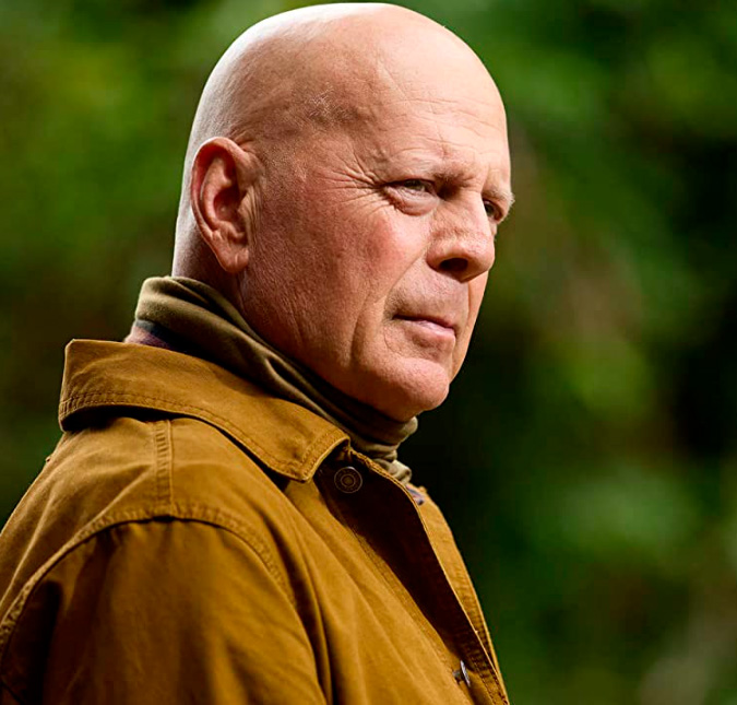 Bruce Willis faz careta ao lado da filha, Tallulah Willis, um ano após aposentadoria por afasia