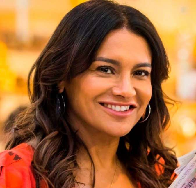 Dira Paes é uma das musas do cinema nacional! Apesar de continuar em novelas e séries na televisão, é no cinema onde ela mais se destaca, sempre sendo requisitada em produções. Nos últimos anos, ela esteve nos elogiados Divino Amor e Redemoinho, isso sem contar outros longas como À Beira do Caminho, Ó Pai, Ó, A Festa da Menina Morta e Baixio das Bestas. Dira Paes é uma das musas do cinema nacional! Apesar de continuar em novelas e séries na televisão, é no cinema onde ela mais se destaca, sempre sendo requisitada em produções. Nos últimos anos, ela esteve nos elogiados Divino Amor e Redemoinho, isso sem contar outros longas como À Beira do Caminho, Ó Pai, Ó, A Festa da Menina Morta e Baixio das Bestas.