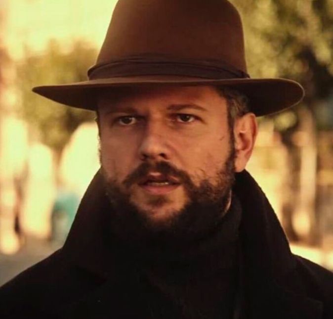 Selton Mello é outro orgulho do cinema nacional. O ator já participou de longas como O Palhaço, A Mulher Invisível, Meu Nome Não é Johnny, entre outros. Embora, nos últimos anos, tenha feito mais sucesso no cinema, em 2016 Selton voltou às telinhas como o Augusto da minissérie Ligações Perigosas. Em 2021, fez Nos Tempos do Imperador, novela das seis na Globo. Selton Mello é outro orgulho do cinema nacional. O ator já participou de longas como O Palhaço, A Mulher Invisível, Meu Nome Não é Johnny, entre outros. Embora, nos últimos anos, tenha feito mais sucesso no cinema, em 2016 Selton voltou às telinhas como o Augusto da minissérie Ligações Perigosas. Em 2021, fez Nos Tempos do Imperador, novela das seis na Globo.