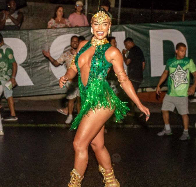 O decotão do vestidinho verde foi o que mais chamou a atenção de todos no look da bonitona. Além de, claro, o salto alto todo dourado que ela investiu para o ensaio. Maravilhosa! O decotão do vestidinho verde foi o que mais chamou a atenção de todos no look da bonitona. Além de, claro, o salto alto todo dourado que ela investiu para o ensaio. Maravilhosa!
