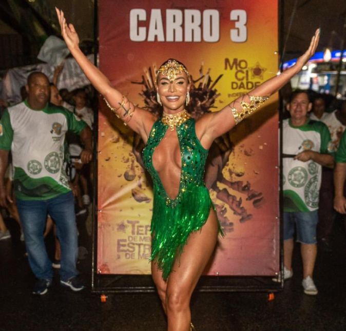 Essa é a primeira vez que Aline vai desfilar no Carnaval e o anúncio foi feito por meio das redes sociais da escola de samba. Dá uma olhada no modelito que a atriz escolheu para arrasar em um dos ensaios. Essa é a primeira vez que Aline vai desfilar no Carnaval e o anúncio foi feito por meio das redes sociais da escola de samba. Dá uma olhada no modelito que a atriz escolheu para arrasar em um dos ensaios.