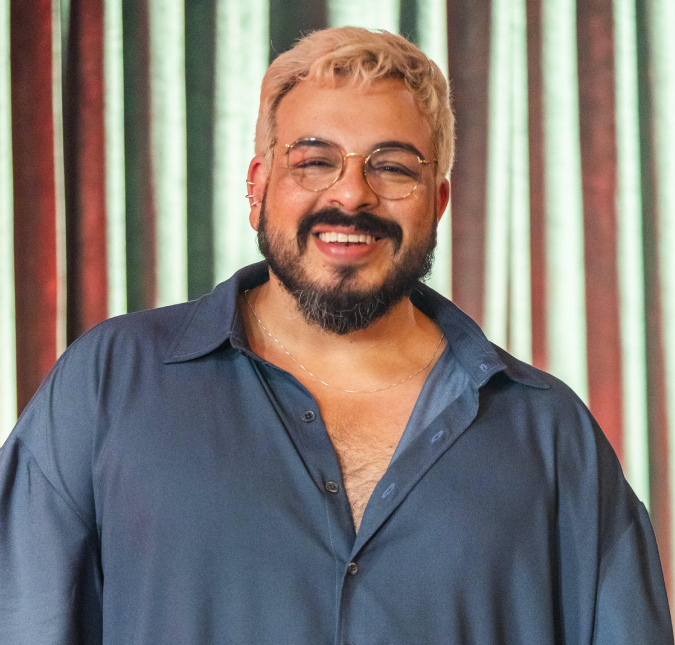 Luis Lobianco recebe festa surpresa nos bastidores de <I>Vai na Fé</i> e diz: <I>Acredito que passar niver no trabalho é bom sinal</i>