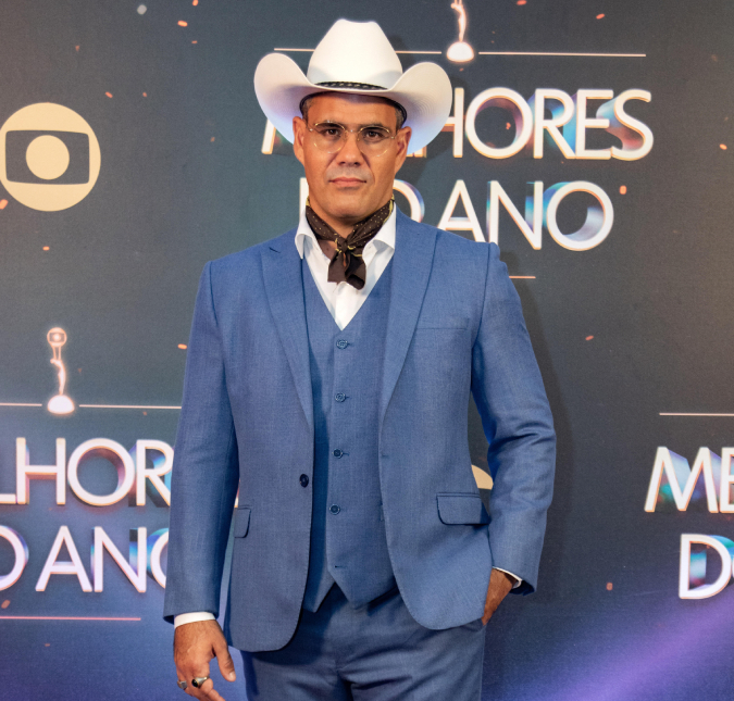 Juliano Cazarré publica foto com Maria Guilhermina e revela que essa é a primeira vez que consegue pegar a filha no colo desde o nascimento