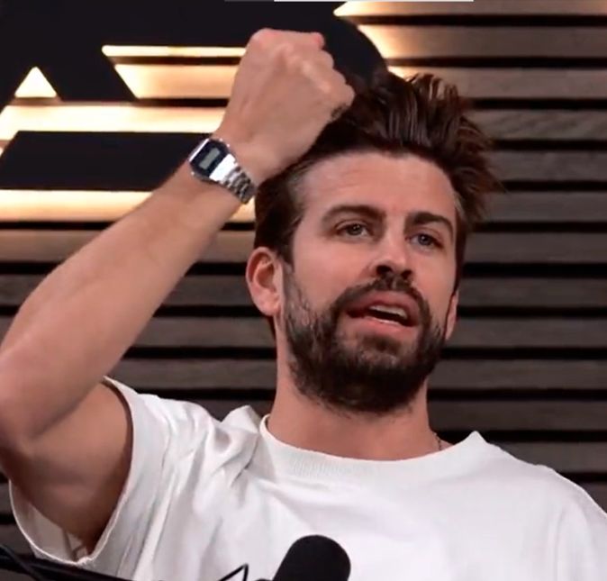 Na letra, ela também comparou a jovem de 22 anos de idade a marca de relógio Casio e disse que Piqué teria trocado um Rolex [ela mesma] por uma marca inferior. Algum tempo depois do lançamento da canção, durante uma live do seu novo projeto Kings League, o ex-jogador de futebol anunciou que tinha assinado um contrato com patrocínio com a Casio e entregou um relógio para cada colega presente no evento.