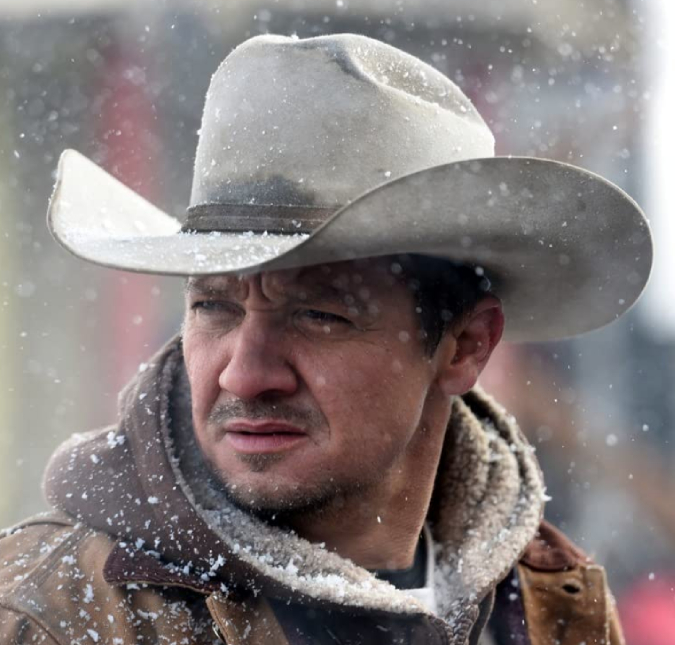 Jeremy Renner posta foto de sua casa coberta por neve e revela saudades de seu lar