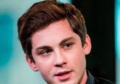 Você sabia que a família de Logan Lerman é dona de uma fábrica de próteses? Veja outras curiosidades sobre o ator