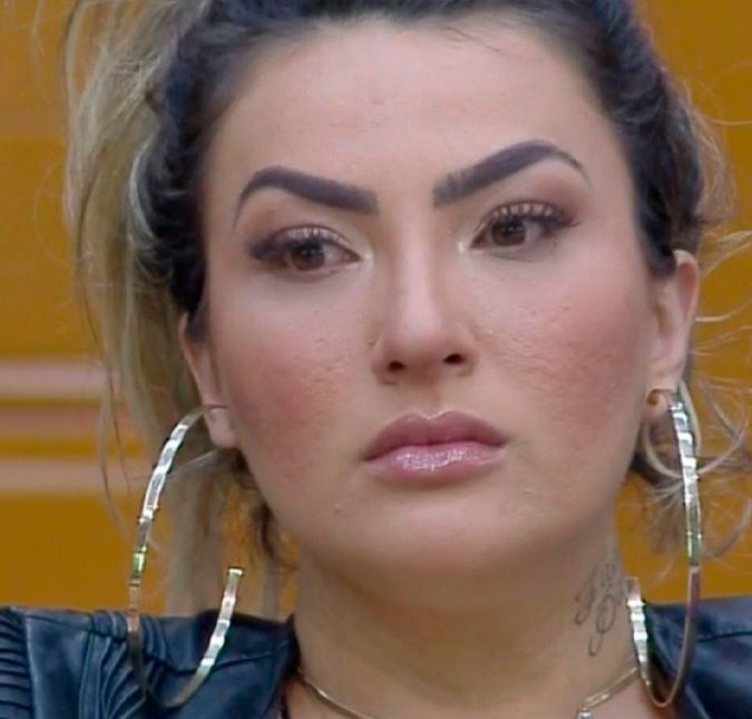 Ex-A Fazenda, Thayse Teixeira passa por cirurgia para retirar pedra na vesícula A influenciadora foi internada em Fortaleza, no Ceará, após sentir dores durante a madrugada