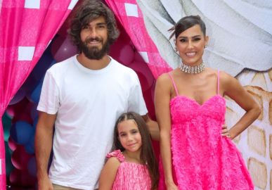 Deborah Secco curte parque da Universal ao lado da filha e do marido: <i>Dia perfeito!</i>