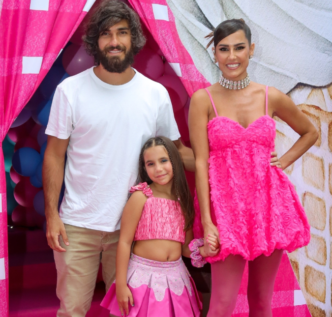 Deborah Secco curte parque da Universal ao lado da filha e do marido: <i>Dia perfeito!</i>