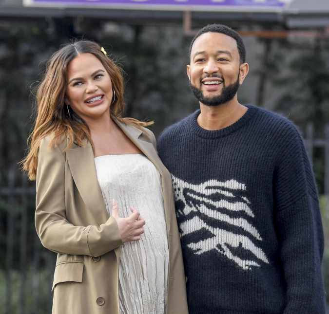 Momento fofo! Chrissy Teigen e John Legend mostram primeiro clique da filha caçula e revelam nome