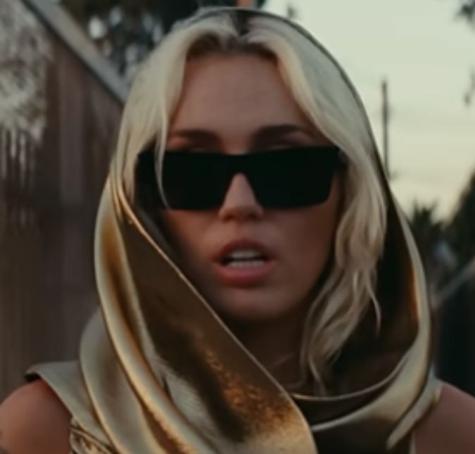 O motivo da alfinetada seria por conta do boato de que Liam Hemsworth traiu a cantora com a atriz de Jogos Vorazes